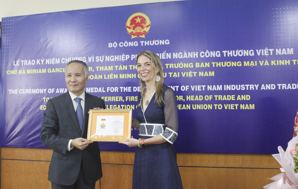 trao kỷ niệm chương cho đại sứ EU