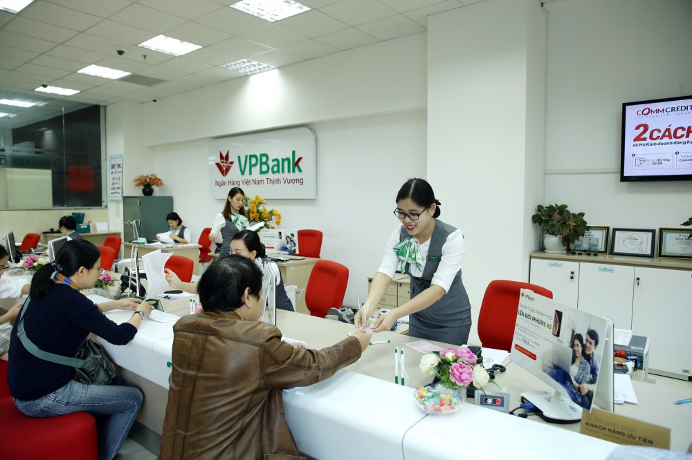 VPBank sẽ thực hiện miễn phí chuyển khoản trong và ngoài hệ thống, miễn phí đăng ký và miễn phí thường niên của dịch vụ VPBank Online
