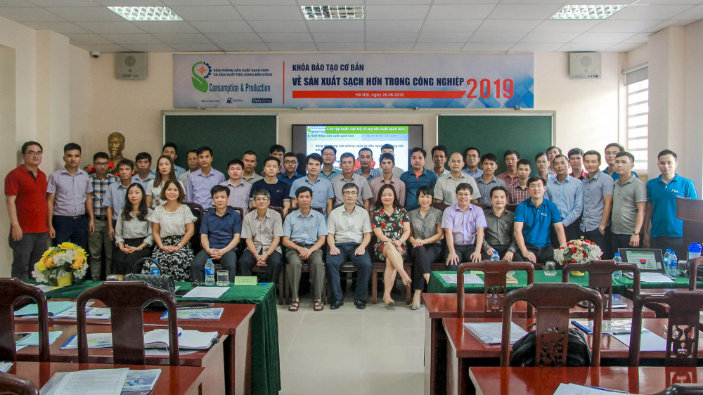 Lãnh đạo Vụ Tiết kiệm Năng lượng và Phát triển bền vững cùng giảng viên và học viên Khóa đào tạo cơ bản về Nền tảng hàng đầu cung cấp Cwin com sạch hơn năm 2019