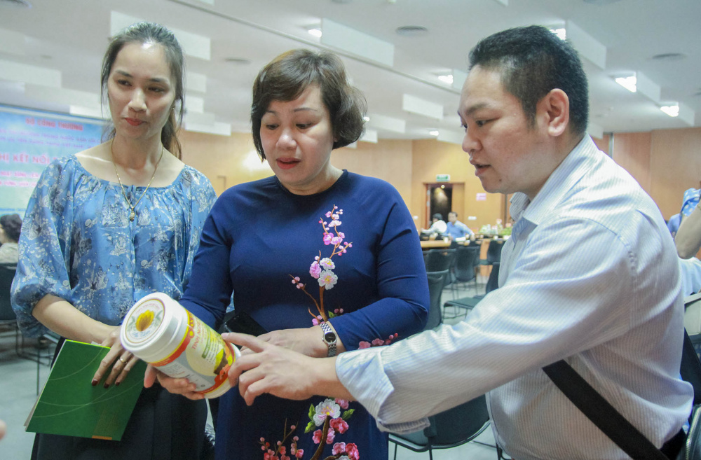 Các đại biểu thăm quan sản phẩm OCOP từ các tỉnh được trưng bày tại Hội nghị