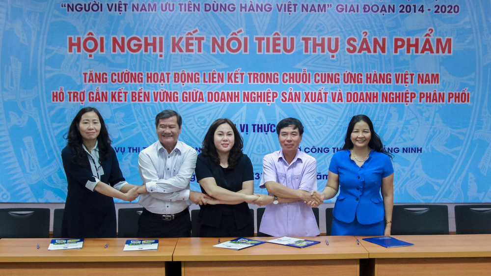 Đại diện các Sở Công Thương ký kết thúc đẩy tiêu thụ sản phẩm OCOP