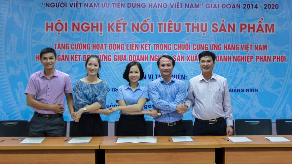 Đại diện các Cwincom hiện đang mở phân phối, nhà hàng, khách sạn ký kết về phân phối các sản phẩm OCOP
