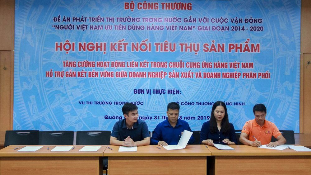 Đại diện các Cwincom hiện đang mở ký kết về Nền tảng hàng đầu cung cấp Cwin com các sản phẩm OCOP