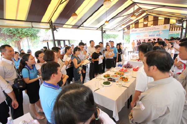 Ban Giám khảo chấm điểm món ăn và nội dung thuyết trình của đội thi đến từ Công ty Thủy điện Buôn Kuốp