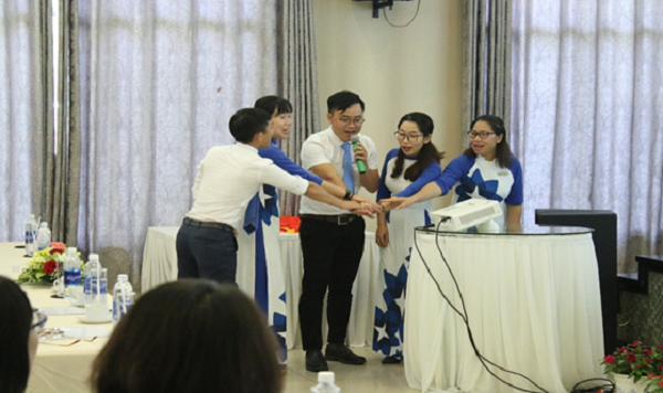Các thí sinh đến từ Công ty DVSC các NMĐ EVNGENCO 3 thể hiện tinh thần trước khi thực hiện phần thi “Lý thuyết - Trắc nghiệm”