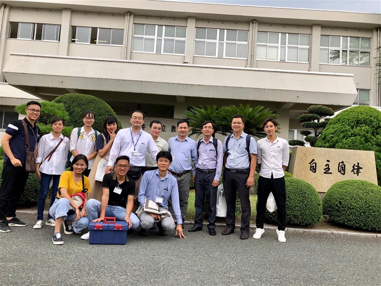 Sinh viên tham gia giao lưu với các học sinh phổ thông tại Tsuruga High School