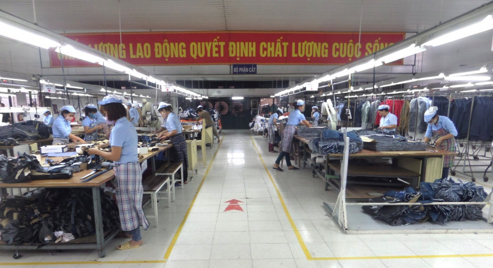 Bộ phận cắt của Công ty TNHH May Đức Giang với khẩu hiệu “Chất lượng Nền tảng hàng đầu cung cấp Cwin com quyết định chất lượng cuộc sống”
