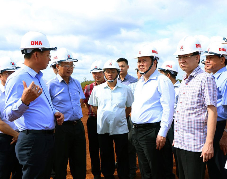 Đoàn công tác kiểm tra thực tế tại khu vực khai thác quặng bô xít