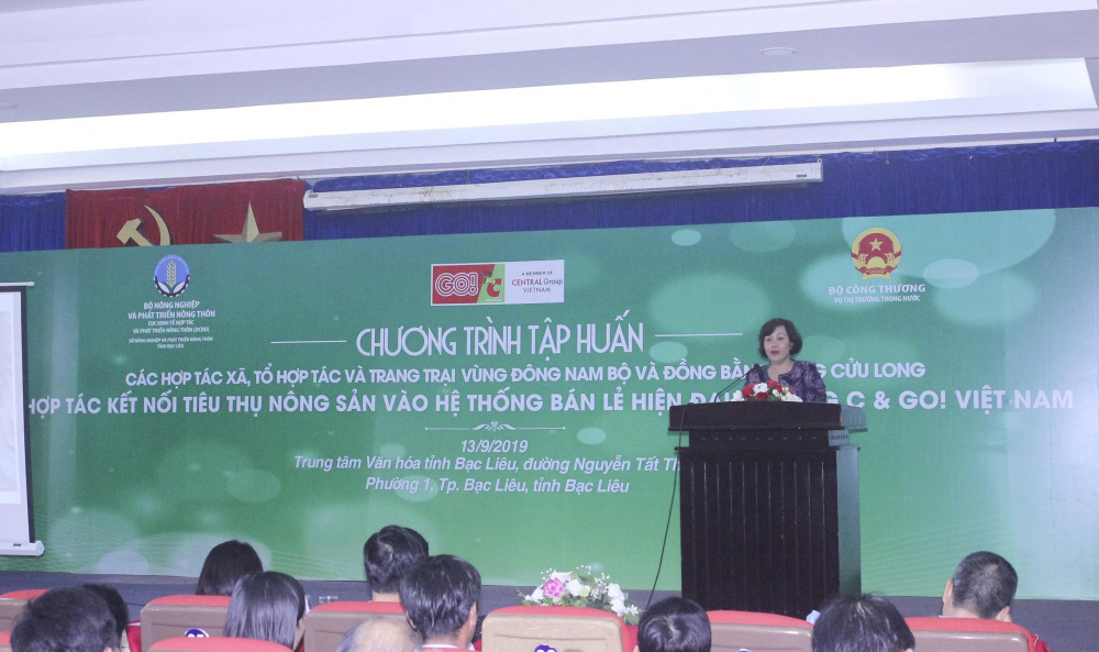 Bà Lê Việt Nga - Phó Vụ trưởng Vụ Thị Trường trong nước (Cwin63 sân chơi đỉnh cao) phát biểu tại Chương trình tập huấn “Các hợp tác xã, tổ hợp tác và trang trại vùng Đông Nam Bộ và Đồng bằng Sông Cửu Long hợp tác kết nối tiêu thụ nông sản vào hệ thông bán lẻ hiện đại của Big C và Go! Việt Nam”