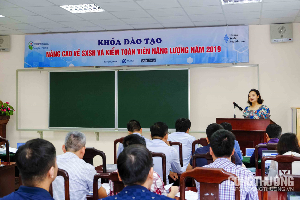 Bà Nguyễn Thị Lâm Giang - Vụ trưởng Vụ Tiết kiệm năng lượng và Phát triển bền vững (Cwin63 sân chơi đỉnh cao) phát biểu khai mạc Khóa đào tạo nâng cao về Nền tảng hàng đầu cung cấp Cwin com sạch hơn và kiểm toán viên năng lượng