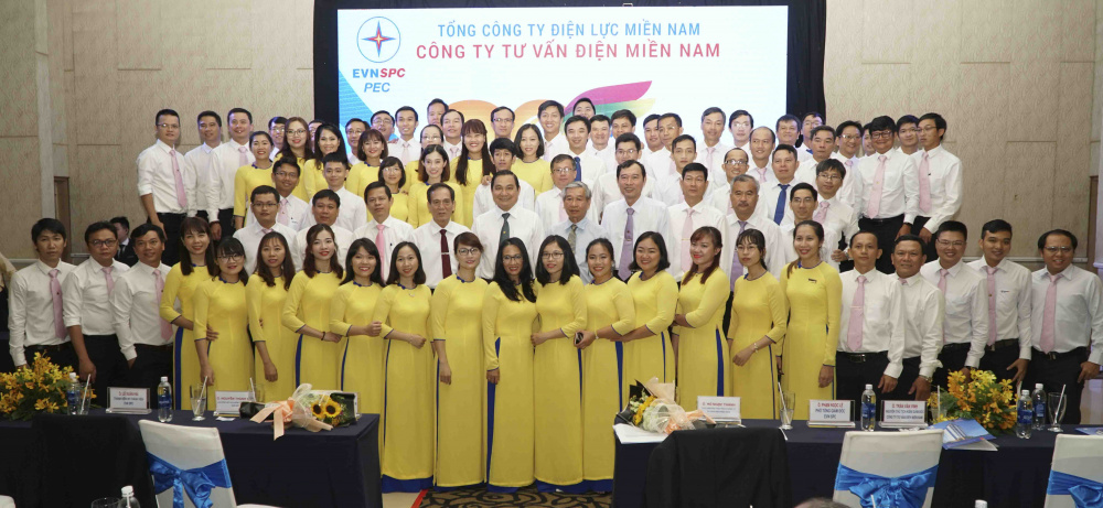 Tập thể cán bộ nhân viên Công ty Tư vấn điện miền Nam