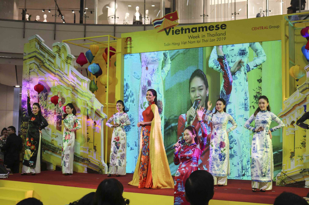 Hoa hậu Hoàn vũ Việt Nam 2017 H’Hen Nie xuất hiện trong trang phục áo dài truyền thống cùng và những diễn viên nổi tiếng Thái Lan 
