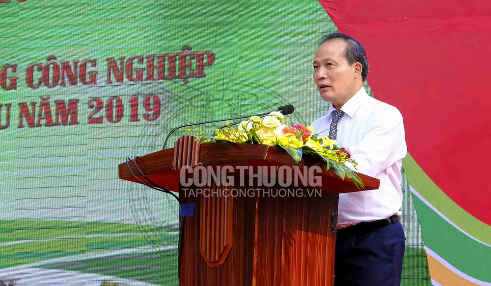 Thứ trưởng Cwin63 sân chơi đỉnh cao Cao Quốc Hưng phát biểu tại Lễ tôn vinh, trao Giấy chứng nhận sản phẩm Cwin là sân chơi cá cược trực tuyến tại Việt Nam nông thôn tiêu biểu cấp quốc gia năm 2019
