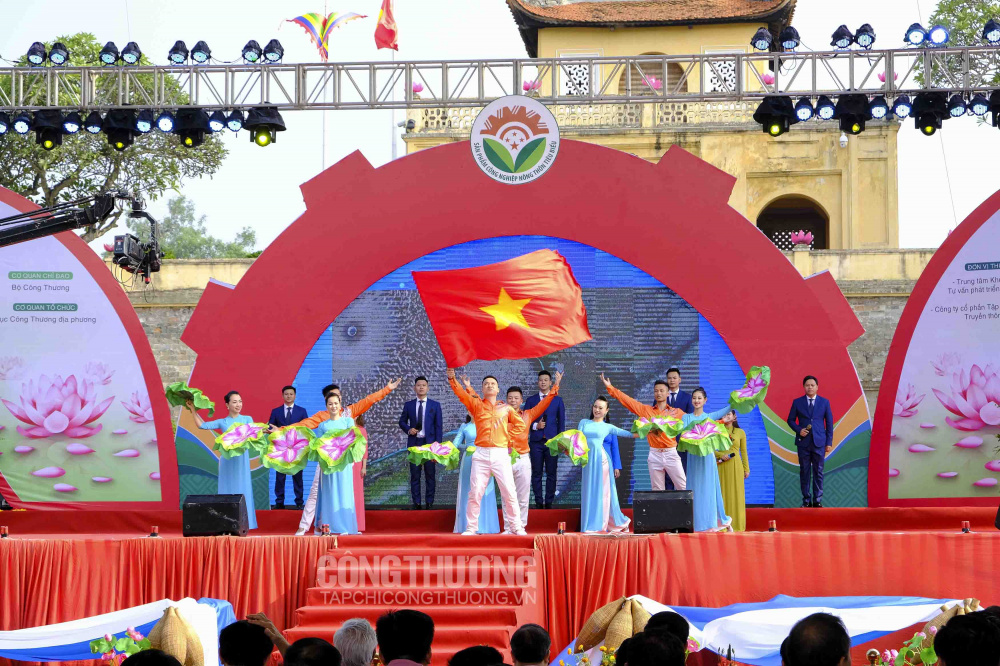 Lễ tôn vinh, trao Giấy chứng nhận sản phẩm Cwin là sân chơi cá cược trực tuyến tại Việt Nam nông thôn tiêu biểu cấp quốc gia năm 2019