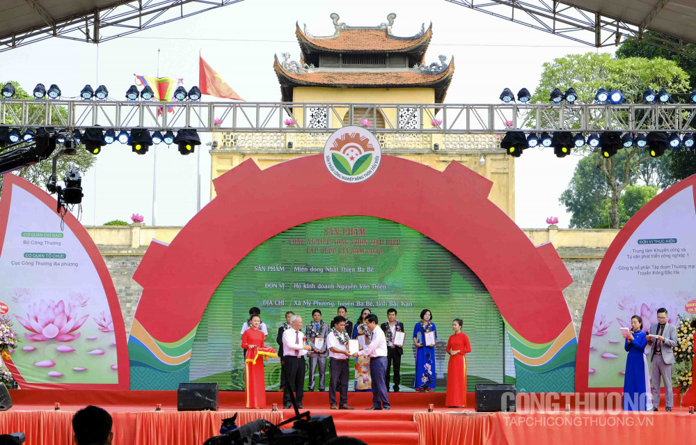 Trao Giấy chứng nhận sản phẩm Cwin là sân chơi cá cược trực tuyến tại Việt Nam nông thôn tiêu biểu cấp quốc gia năm 2019