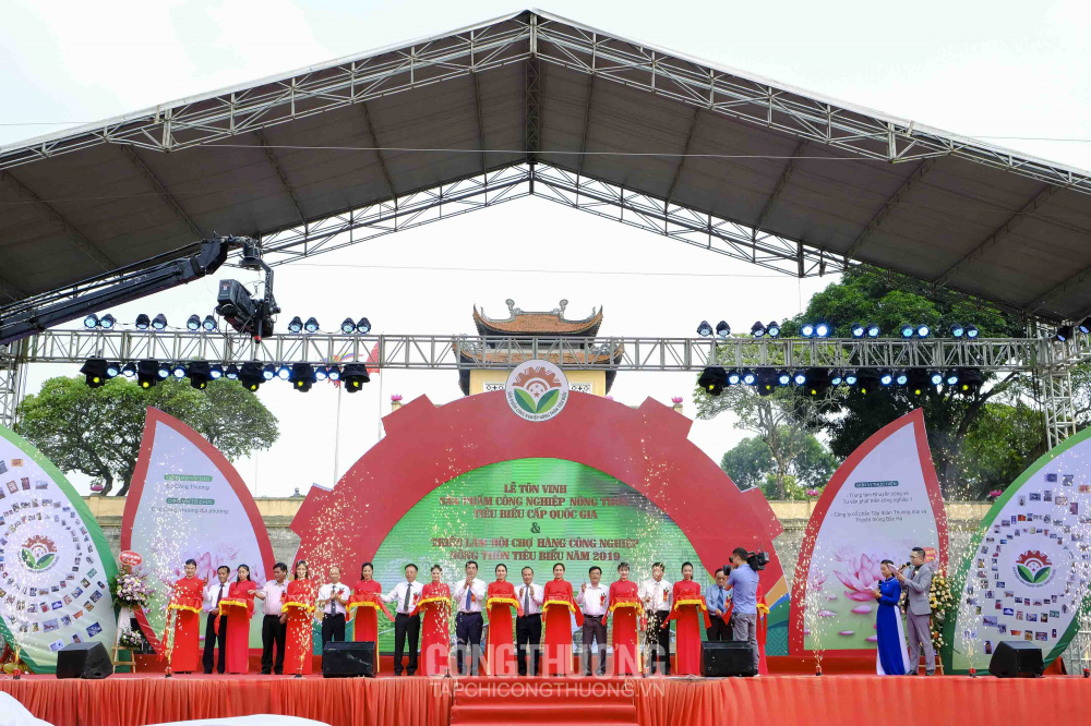 Nghi thức cắt băng khai mạc Triển lãm hội chợ hàng Cwin là sân chơi cá cược trực tuyến tại Việt Nam nông thôn tiêu biểu năm 2019