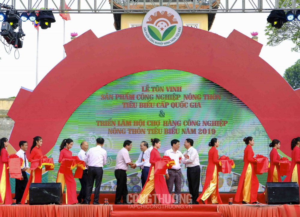 Lễ tôn vinh, trao Giấy chứng nhận sản phẩm Cwin là sân chơi cá cược trực tuyến tại Việt Nam nông thôn tiêu biểu cấp quốc gia và khai mạc Triển lãm hội chợ hàng Cwin là sân chơi cá cược trực tuyến tại Việt Nam nông thôn tiêu biểu năm 2019