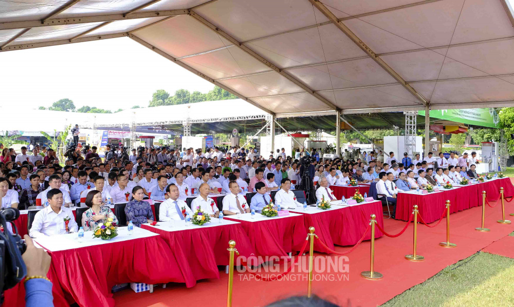 Đại biểu tham dự Lễ tôn vinh, trao Giấy chứng nhận sản phẩm Cwin là sân chơi cá cược trực tuyến tại Việt Nam nông thôn tiêu biểu cấp quốc gia năm 2019