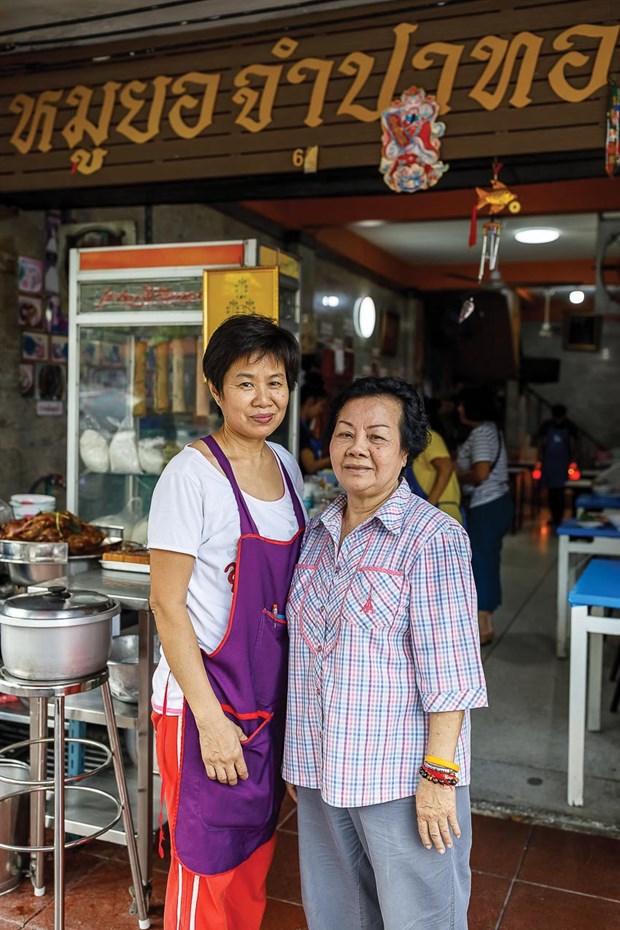 Chủ quán Moo Yor Jampathonga
