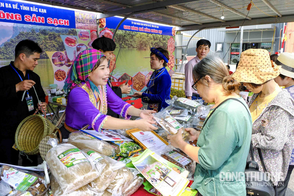 Tuần lễ giới thiệu Hồng không hạt và các sản phẩm nông sản sạch tỉnh Bắc Kạn năm 2019 tại Big C Thăng Long