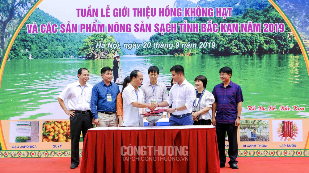 Lễ ký kết Biên bản ghi nhớ hợp tác (MOU) giữa Central Group Việt Nam và Trung tâm khuyến nông tỉnh Bắc Kạn để cùng nhau phối hợp triển khai Dự án Sinh kế cộng đồng trên địa bàn tỉnh Bắc Kạn