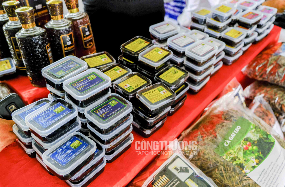 Gian hàng của Công ty TNHH Thảo dược Tuệ Tâm được khách thăm quan tìm mua khá nhiều