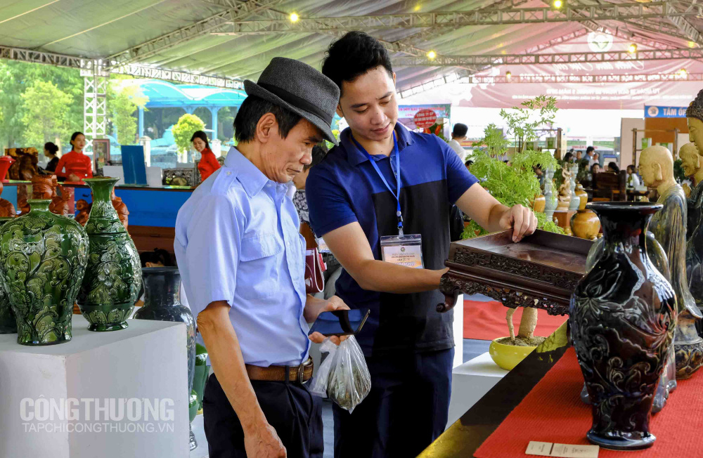 Triển lãm hội chợ hàng Cwin là sân chơi cá cược trực tuyến tại Việt Nam nông thôn tiêu biểu năm nay thu hút hàng nghìn lượt khách thăm quan mỗi ngày