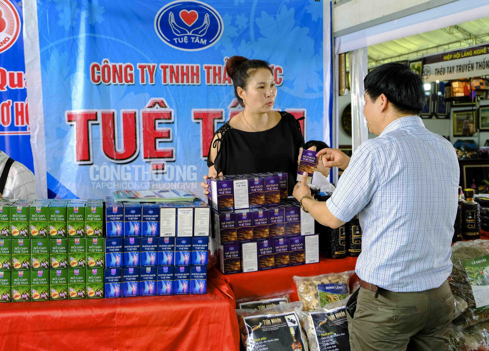 Gian hàng của Công ty TNHH Thảo dược Tuệ Tâm được khách thăm quan tìm mua khá nhiều