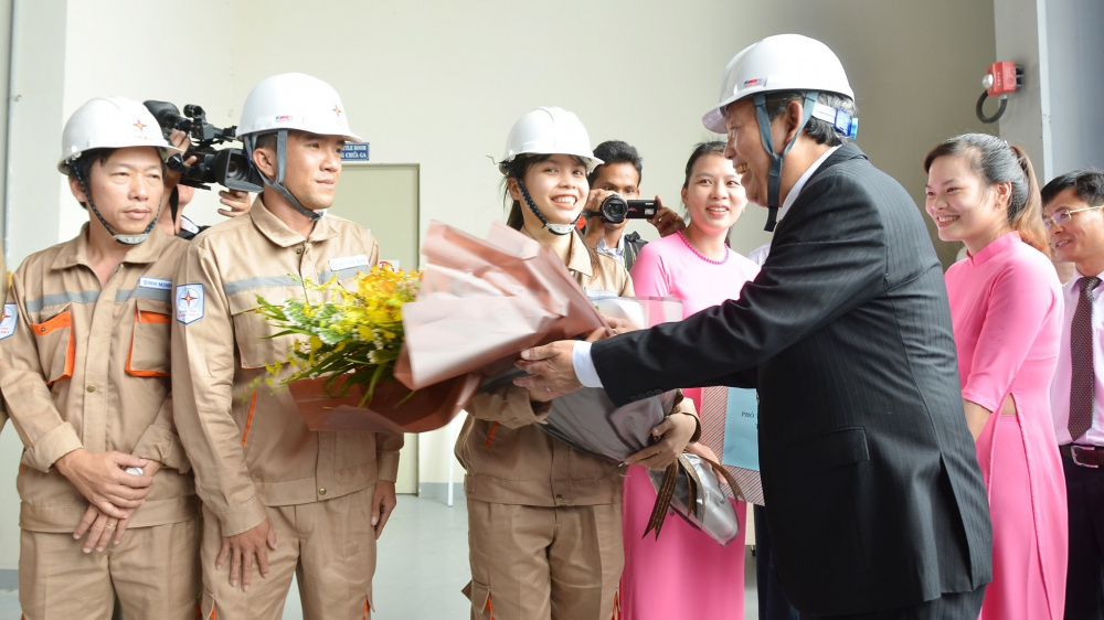 Phó Thủ Tướng Cwin com đăng nhập Trương Hòa Bình tặng hoa cho các kỹ sư Nhà máy