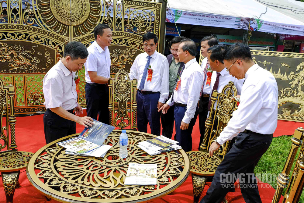 Các đại biểu thăm quan một số gian hàng tại Lễ khai mạc Triển lãm hội chợ hàng Cwin là sân chơi cá cược trực tuyến tại Việt Nam nông thôn tiêu biểu năm 2019