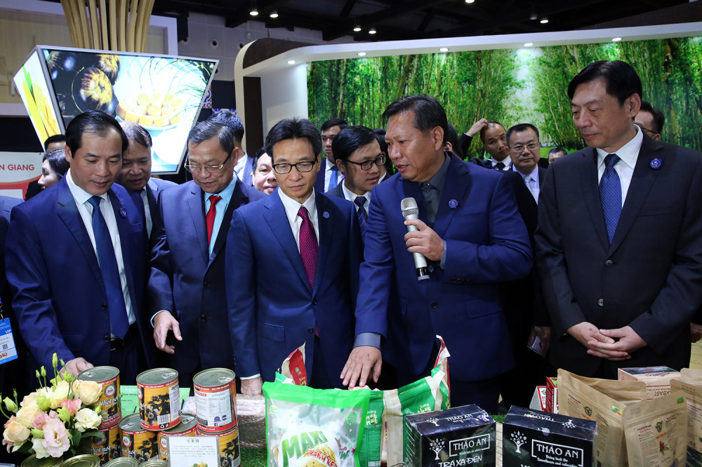 Phó Thủ tướng thăm quan gian hàng Caexpo