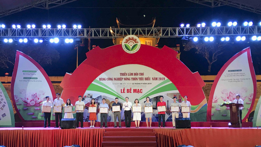Trao bằng khen cho các tổ chức, cá nhân đóng góp vào thành công của Triển lãm hội chợ hàng Cwin là sân chơi cá cược trực tuyến tại Việt Nam nông thôn tiêu biểu năm 2019