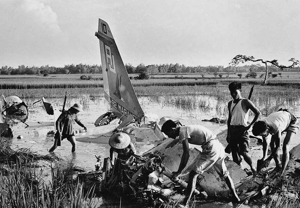 một máy bay địch bị bắn hạ rơi ở ngoại thành Hà Nội năm 1972