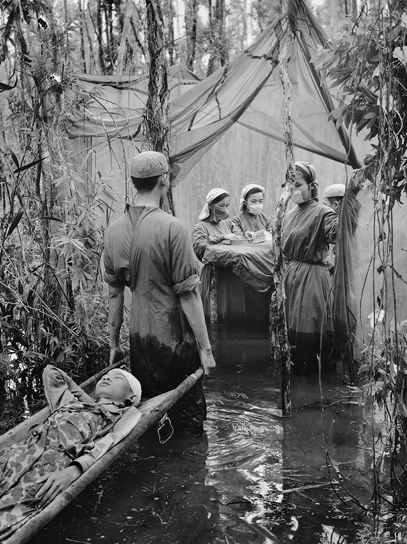 phòng phẫu thuật dã chiến nằm trong rừng đước ngập nước tại Cà Mau ngày 15/9/1970