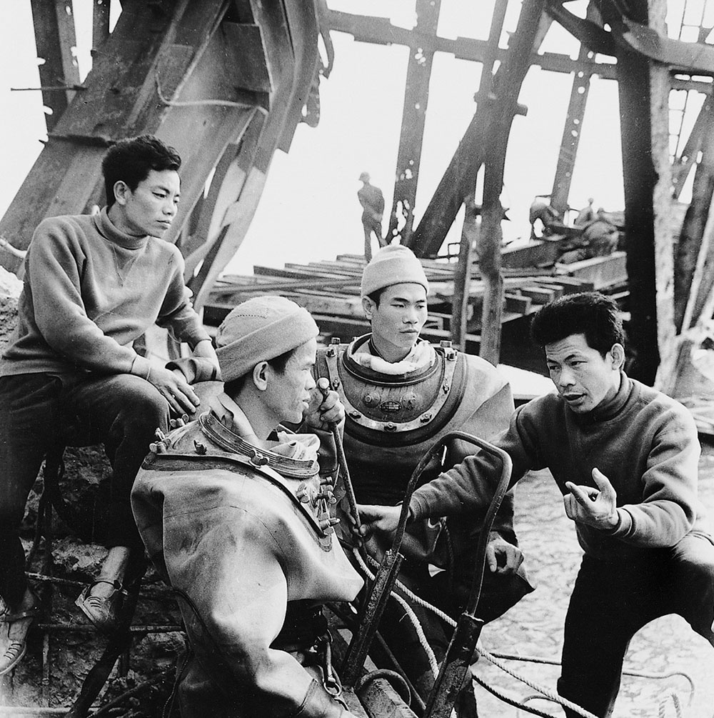 cầu Hàm Rồng bị trúng bom năm 1973