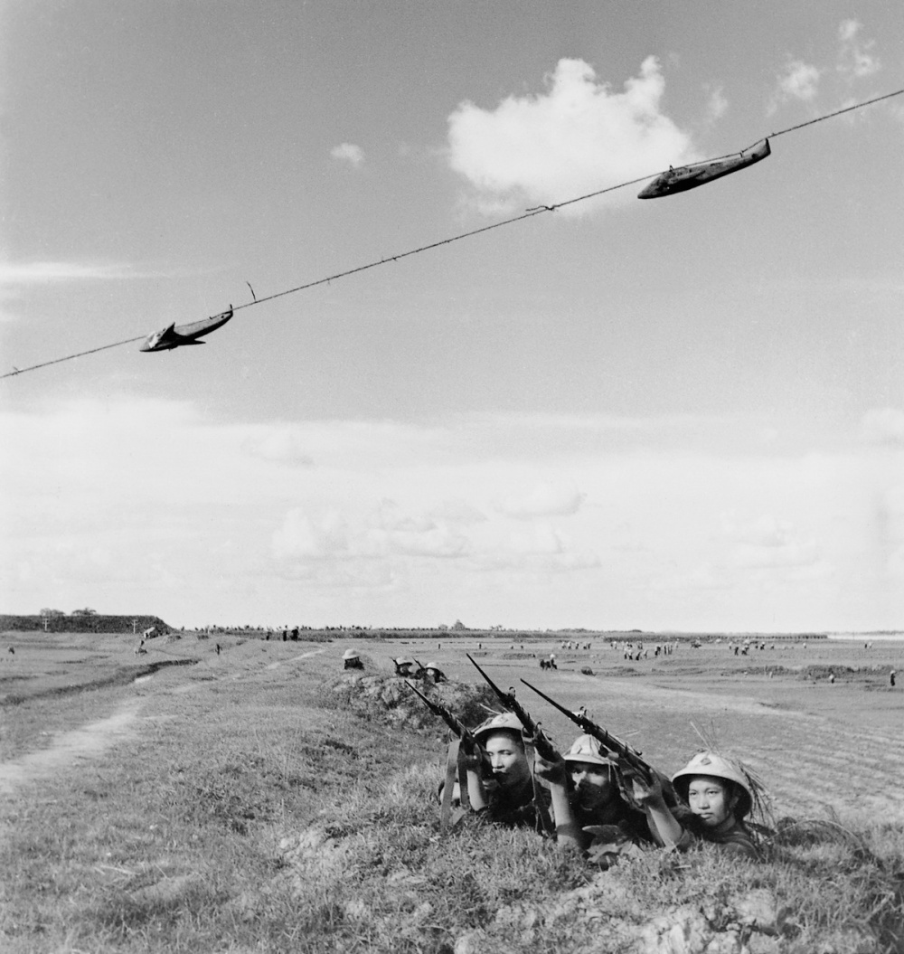  diễn tập ngắm bắn máy bay ở Thanh Trì, Hà Nội tháng 9/1965.