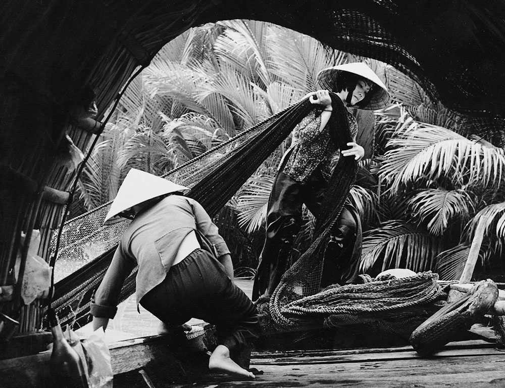 kéo lưới đánh cá trên sông Cửu Long năm 1974