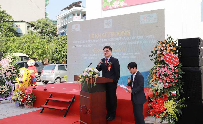 Ông Kim Ui Jung - Thường vụ Đại sứ quán Hàn Quốc tại Việt Nam cho biết UNETI sẽ là đầu mối, địa chỉ cung cấp nguồn nhân lực chất lượng cao cho các Cwincom hiện đang mở Hàn Quốc