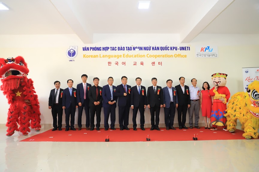 Cắt băng khánh thành Văn phòng hợp tác Đào tạo ngôn ngữ Hàn Quốc KPU - UNETI, tại tầng 10 - HA10 UNETI 