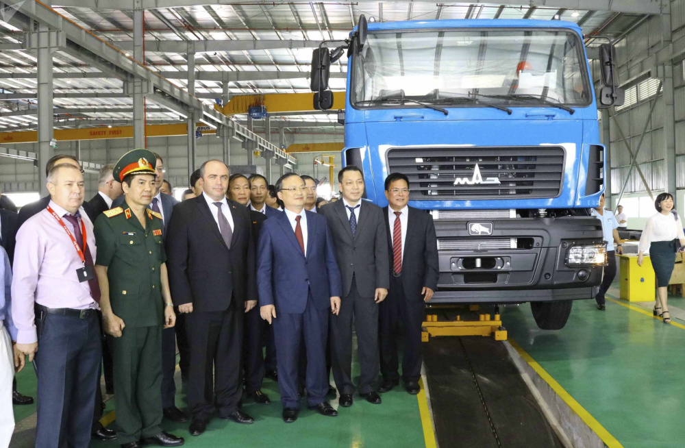 Đoàn đại biểu thăm quan nhà máy MAZ Asia