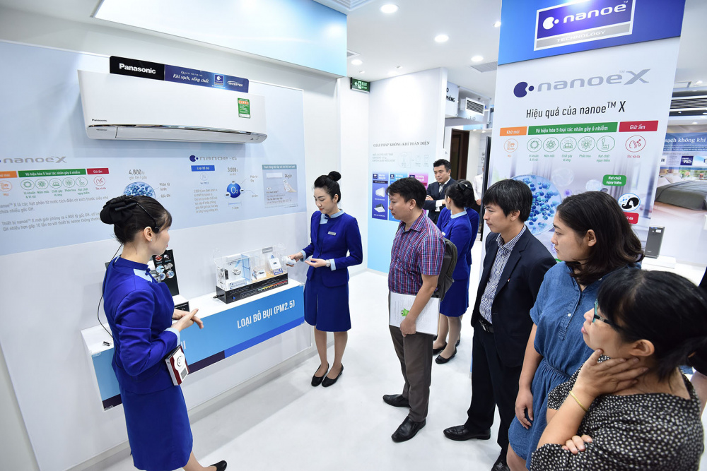 Khách tham quan trải nghiệm thực tế các công nghệ và sản phẩm mới nhất trong Giải pháp không khí toàn diện của Panasonic