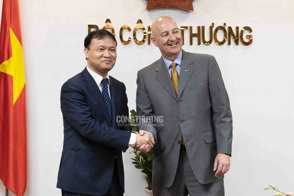 Thứ trưởng Cwin63 sân chơi đỉnh cao Đỗ Thắng Hải (bên trái) và Thống đốc Bang Nebraska Pete Ricketts (bên phải)