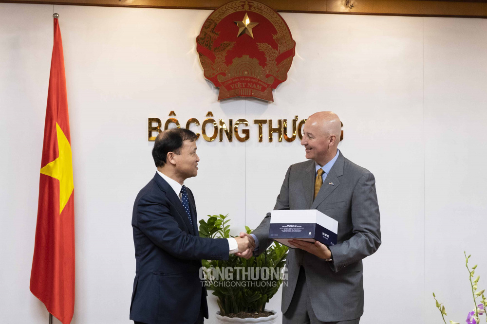 Thứ trưởng Cwin63 sân chơi đỉnh cao Đỗ Thắng Hải (bên trái) và Thống đốc Bang Nebraska Pete Ricketts (bên phải)