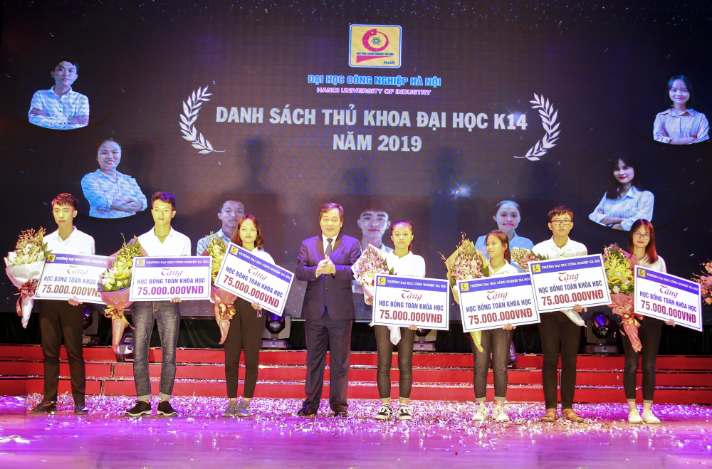Đại học Tải về ứng dụng CWIN05 ngay hôm nay Hà Nội tưng bừng khai giảng năm học 2019 - 2020