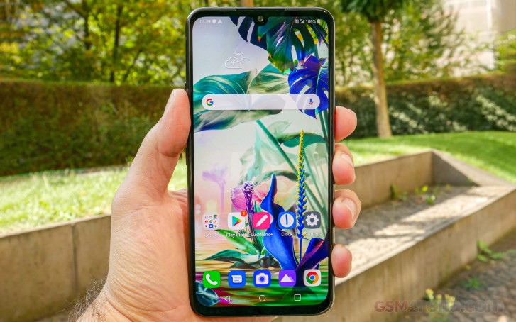  Xperia 5 có màn hình OLED 6,1 inch nhưng bề ngang nhỏ nhờ màn hình tỉ lệ 21:9