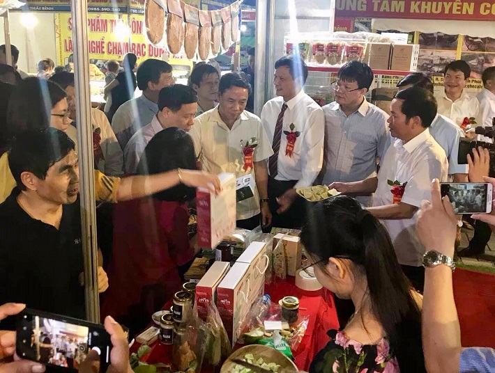 các đại biểu thăm quan gian hàng