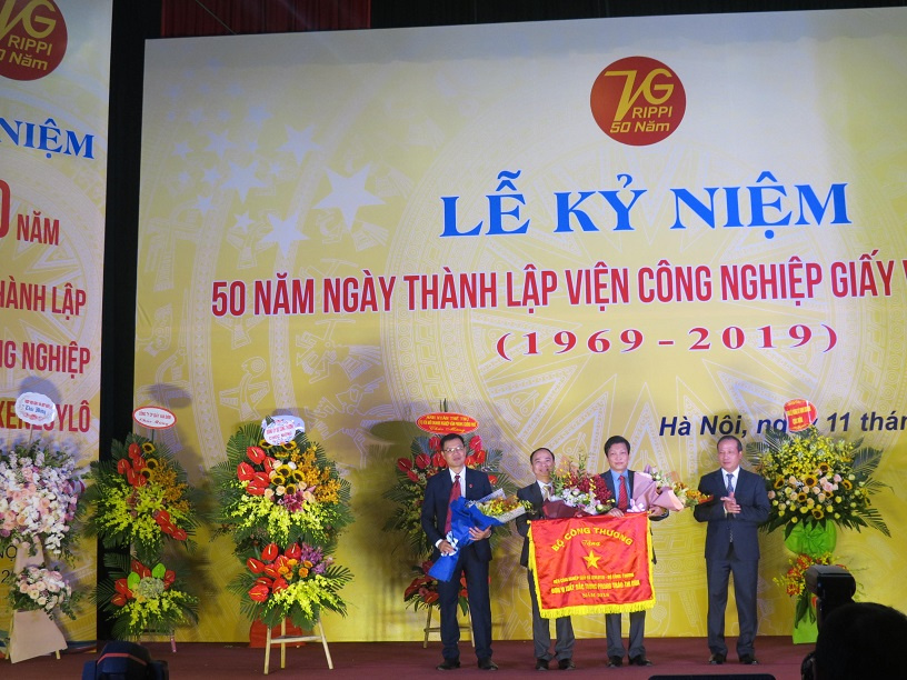 Viện nhận cờ thi đua