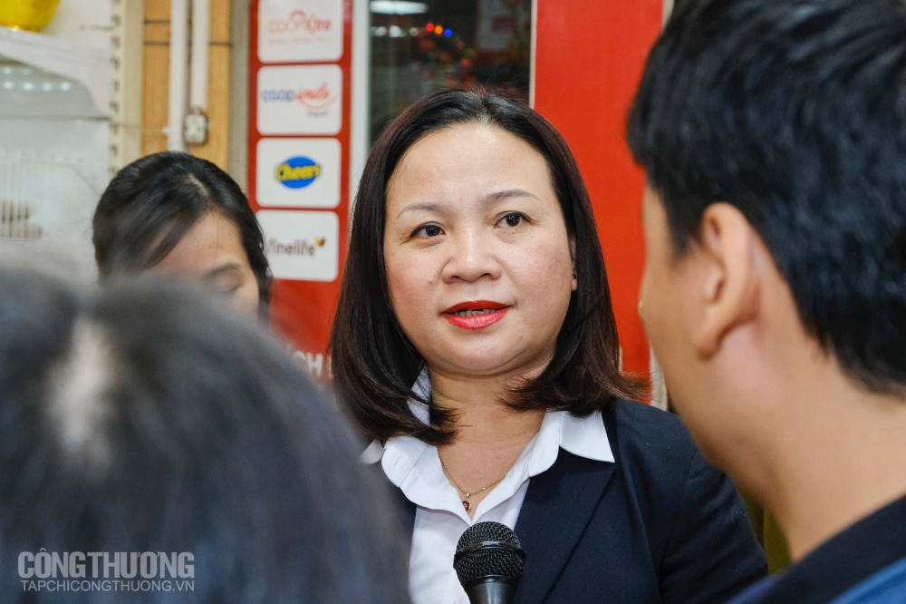 Bà Nguyễn Thị Kim Dung - Giám đốc Co.opMart Nguyễn Trãi cho biết siêu thị này đang ghi nhận lượng khách bắt đầu tăng cao 