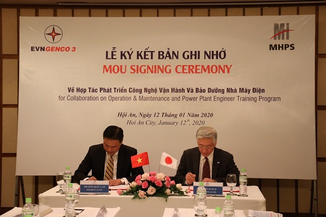 Ông Đinh Quốc Lâm – Tổng Giám đốc Tổng công ty Phát điện 3 (trái) và ông Ken Kawai – Tổng Giám đốc MHPS thực hiện kí kết biên bản ghi nhớ