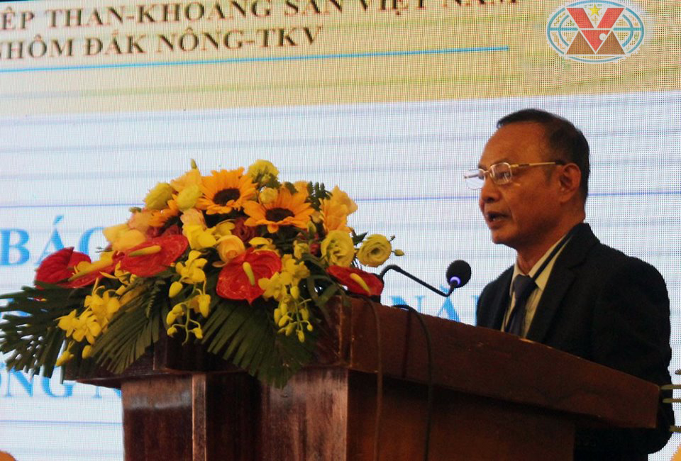 Ông Hoàng Khải Quốc Minh, Giám đốc Công ty Nhôm Đắk Nông- TKV trình bày báo cáo kết quả hoạt động của đơn vị năm 2019 và nhiệm vụ năm 2020